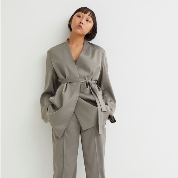 NWT silver gray satin robe style blazer w/ belt size M - Picture 2 of 8